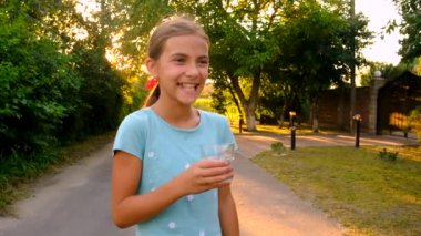 Bir çocuk bardaktan su içer. Seçici odaklanma. Çocuk.