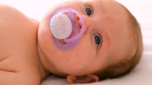 Das Baby Liegt Auf Dem Bett Und Spielt Selektiver Fokus — Stockvideo