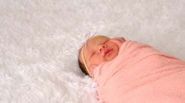 Yatağın üzerinde güzel bir bebek portresi. Seçici odaklanma. çocuk.