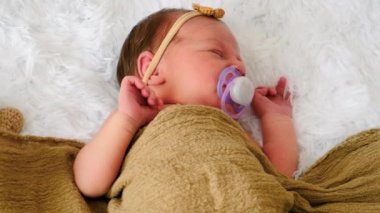 Yatağın üzerinde güzel bir bebek portresi. Seçici odaklanma. çocuk.