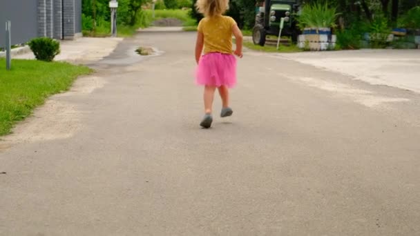 Dziecko Biegnie Ulicy Selektywne Skupienie Dziecko — Wideo stockowe