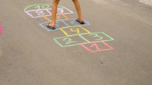 Kinder Spielen Hopscotch Auf Der Straße Selektiver Fokus Kind — Stockvideo