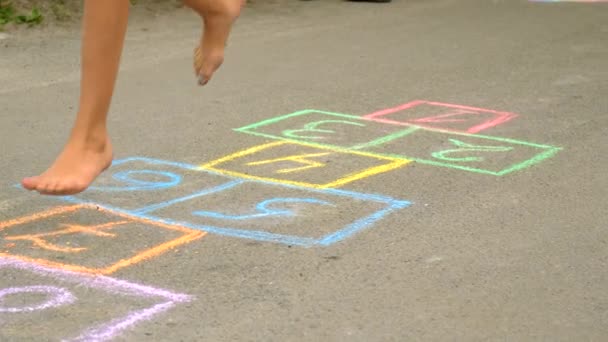 Crianças Brincam Hopscotch Rua Foco Seletivo Miúdo — Vídeo de Stock
