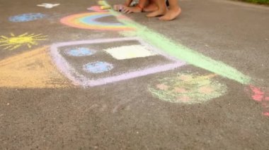 Sokaktaki çocuklar tebeşirle çekiyorlar. Seçici odaklanma. çocuk.