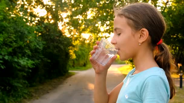 Ett Barn Dricker Vatten Ett Glas Selektivt Fokus Grabben — Stockvideo