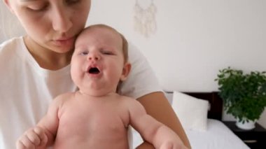 Annem kucağında bebekle oynuyor. Seçici odaklanma. insanlar.