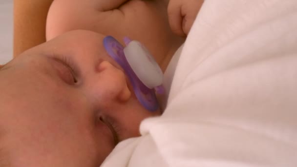 小さな赤ん坊は母親の腕の中で眠っている 選択的な焦点 — ストック動画