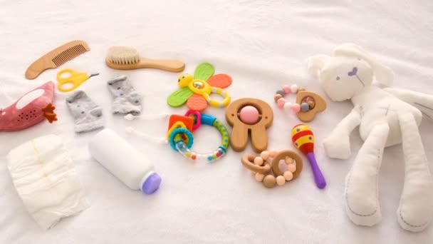 床上的婴儿玩具和配件 有选择的重点 — 图库视频影像