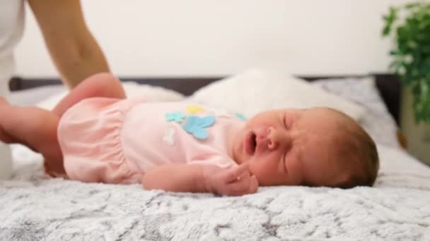 Baby Niest Auf Dem Bett Selektiver Fokus Kind — Stockvideo