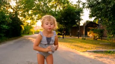 Bir çocuk bardaktan su içer. Seçici odaklanma. Çocuk.