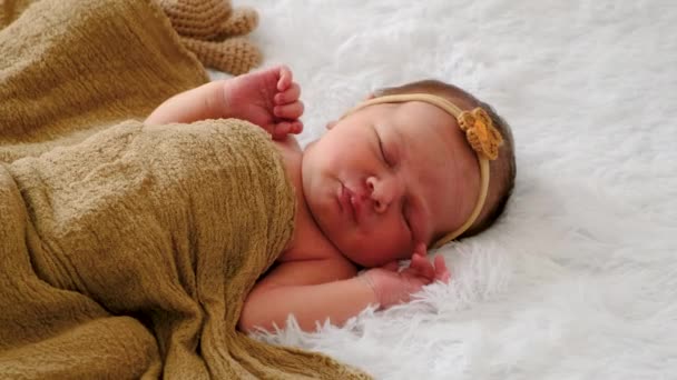 ベッドの上の美しい赤ちゃんの肖像画 選択的な焦点 キッド キッド — ストック動画