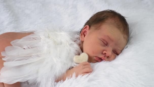 有天使翅膀的婴儿睡在床上 有选择的重点 — 图库视频影像