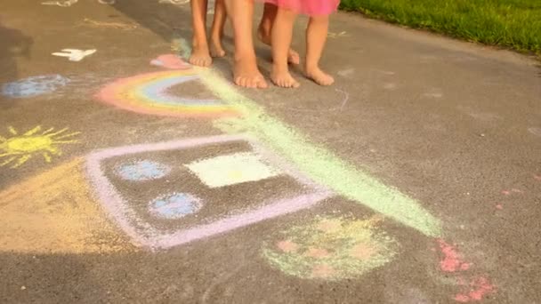 Bambini Strada Disegnare Con Gesso Concentrazione Selettiva Bambino — Video Stock