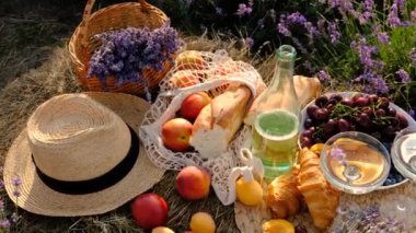 Lavanta tarlasında piknik. Seçici odaklanma. Doğa.