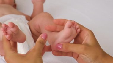 Anne bebeğe ayak masajı yapıyor. Seçici odaklanma. insanlar.