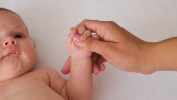 Mamãe Acaricia Mão Dos Bebês Foco Seletivo Miúdo — Vídeo de Stock