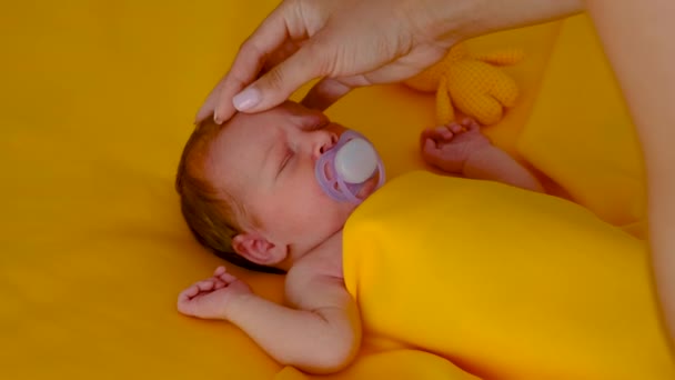 Belo Retrato Bebê Cama Foco Seletivo Miúdo — Vídeo de Stock