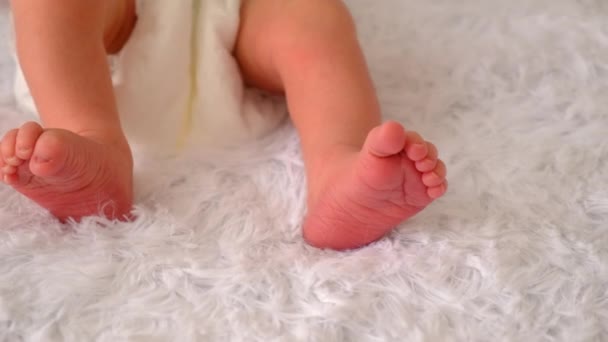 新生儿的脚在床上 有选择的重点 — 图库视频影像