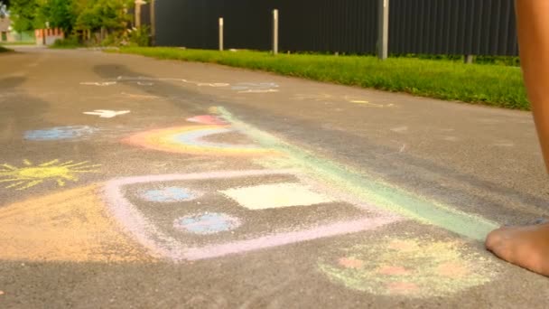 Kinder Auf Der Straße Malen Mit Kreide Selektiver Fokus Kind — Stockvideo