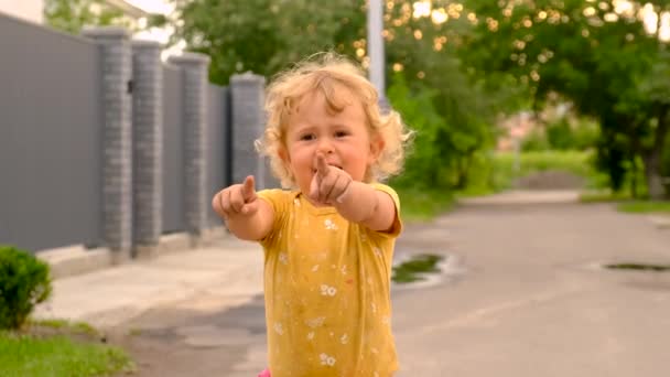 路上で楽しんでいる子供たち 選択的な焦点 キッド キッド — ストック動画