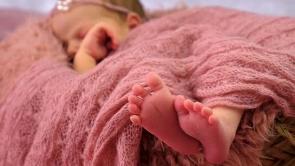 Yatağın Üzerinde Güzel Bir Bebek Portresi Seçici Odaklanma Çocuk — Stok video