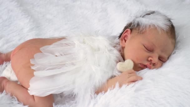 Dziecko Anielskimi Skrzydłami Śpi Łóżku Selektywne Skupienie Dziecko — Wideo stockowe