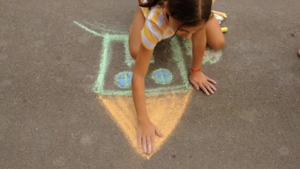 Діти Вулиці Малюють Крейдою Вибірковий Фокус Дитина — стокове відео