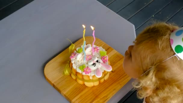 Kuchen Zum Kindergeburtstag Selektiver Fokus Kind — Stockvideo