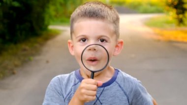 Çocuk büyüteçten bakıyor. Seçici odaklanma. çocuk.