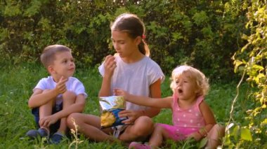 Çocuklar parkta cips yer. Seçici odaklanma. çocuk.