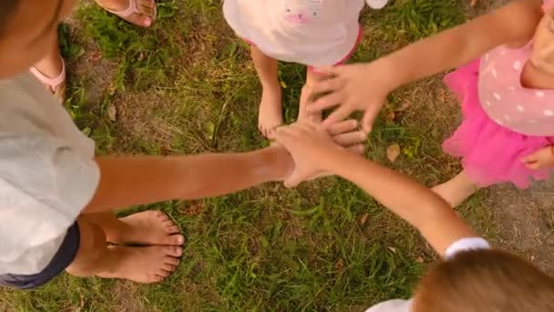 Дети Сжали Друг Другу Руки Избирательный Фокус Ребенок — стоковое видео