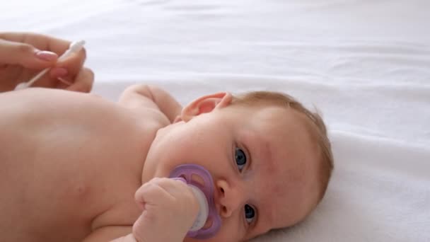 Mãe Limpa Ouvidos Dos Bebés Foco Seletivo Miúdo — Vídeo de Stock