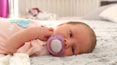 Yatağın üzerinde güzel bir bebek portresi. Seçici odaklanma. çocuk.