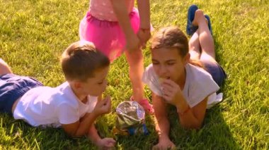 Çocuklar parkta cips yer. Seçici odaklanma. çocuk.