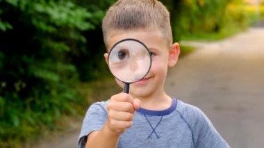 Çocuk büyüteçten bakıyor. Seçici odaklanma. çocuk.