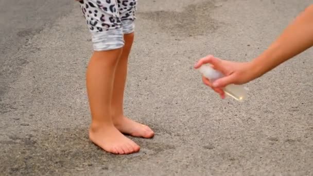 Мать Брызгает Ребенка Комарами Избирательный Фокус Ребенок — стоковое видео