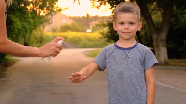 Мать Брызгает Ребенка Комарами Избирательный Фокус Ребенок — стоковое видео