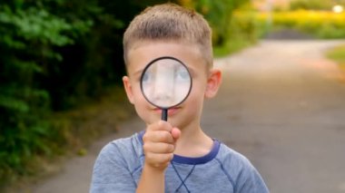 Çocuk büyüteçten bakıyor. Seçici odaklanma. çocuk.