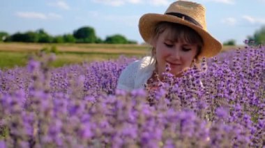 Lavanta tarlasında bir kadın. Seçici odaklanma. Doğa.