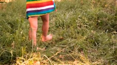 Bir çocuk çimenlerde koşuyor. Seçici odaklanma. Doğa.