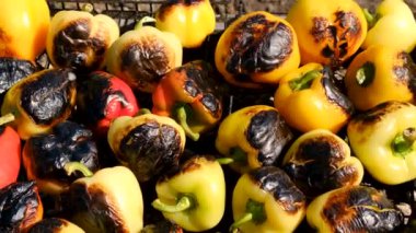 Izgarada kızarmış biber. Seçici odaklanma. yiyecek.