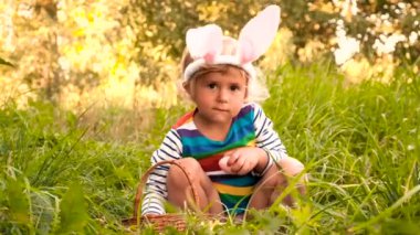 Paskalya yumurtalarını sahada toplayan bir çocuk. Seçici odaklanma. çocuk.