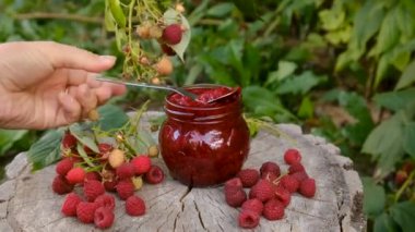 Bahçedeki kavanozda ahududu reçeli. Seçici odaklanma. yiyecek.