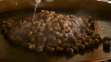 Kızartma tavasında bir sürü salyangoz pişir. Seçici odaklanma. yiyecek.