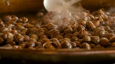 Kızartma tavasında bir sürü salyangoz pişir. Seçici odaklanma. yiyecek.