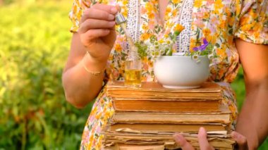 Bahçede şifalı otları olan bir kadın. Seçici odaklanma. Doğa.