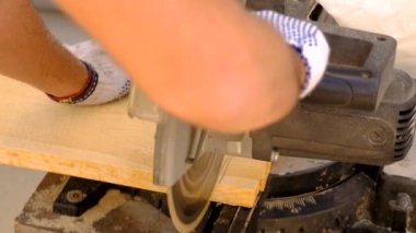 Usta dairesel testere ile tahtayı keser. Seçici odaklanma. Doğa.