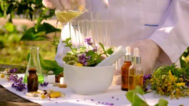 Alternatif ilaç şifalı bitkiler. Seçici odaklanma. Doğa.