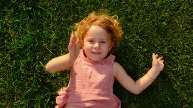 Çocuk çimlerin üzerinde yatıyor. Seçici odaklanma. çocuk.