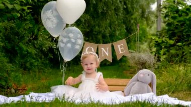 Bir yaşındaki bir bebek için fotoğraf çekimi. Seçici odaklanma. çocuk.